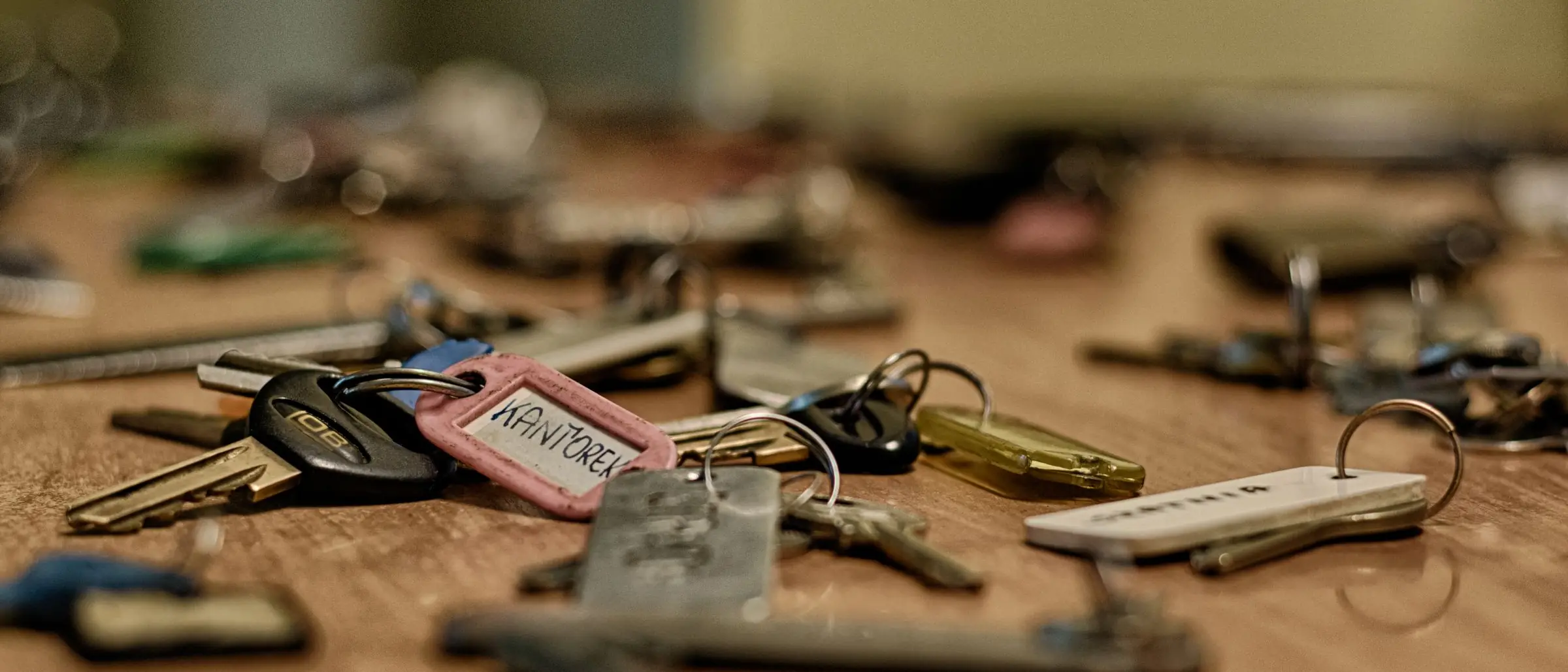 Llaves de vivienda con sus etiquetas escritas a mano sobre una mesa de madera