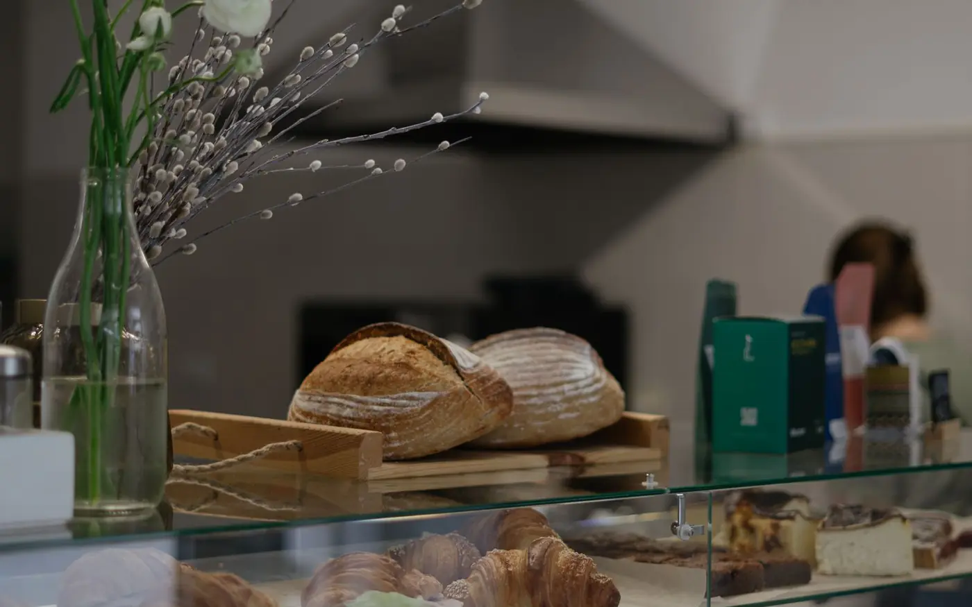Vitrina de una panadería con bollería y hogazas recién hechas